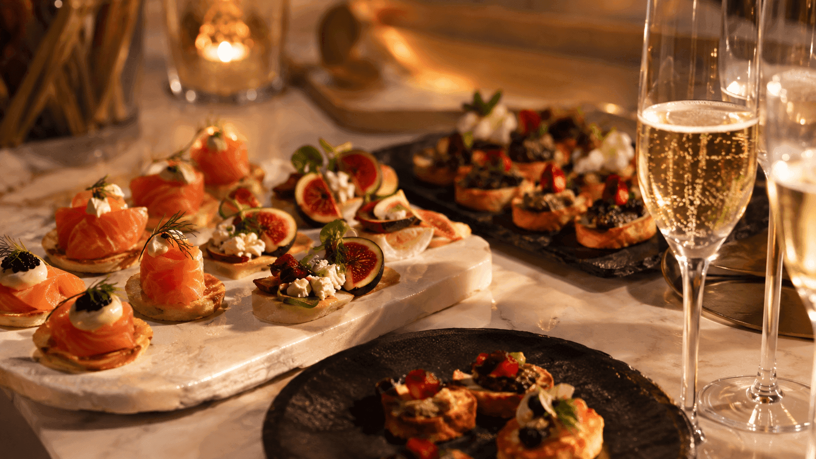 Villa terasında private catering ile hazırlanmış özel akşam yemeği sunumu