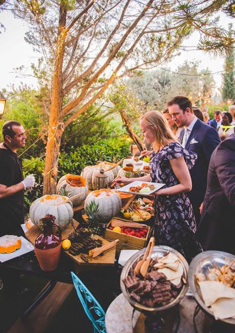 Açık hava davetinde misafirlere açık büfe catering servisi